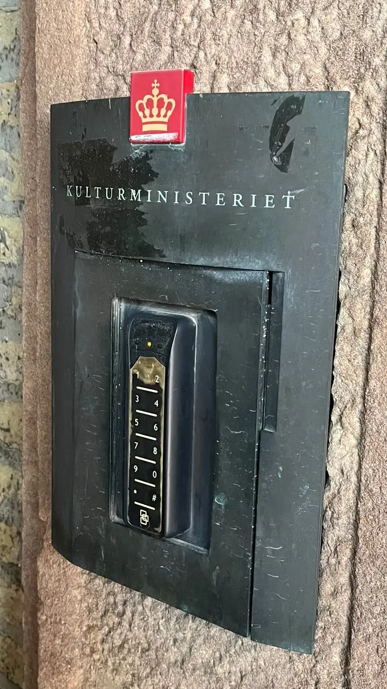 DON´T TURN YOURSELF INTO AN INSTALLATION er et spørgsmålsværk