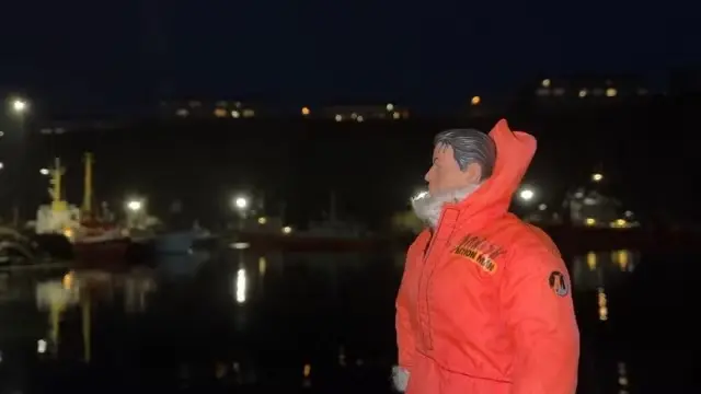 THE DANISH ACTIONMAN er en kropslig forskydning af den hvide kolonialist til dukken Action Man