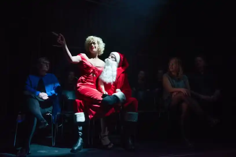 Forestillingen Institutionen på Den Danske Scenekunstskole
