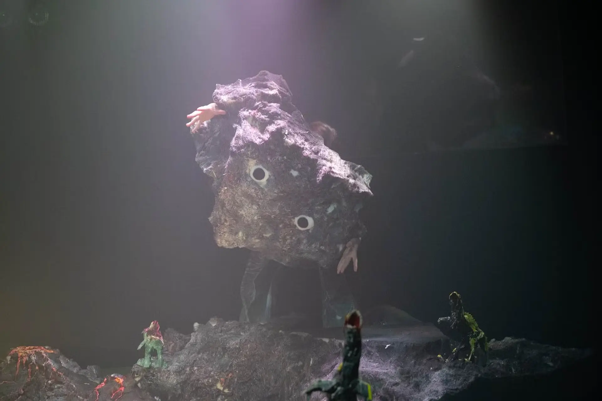 dukke teater dinosaur persona non grata mai Katsume