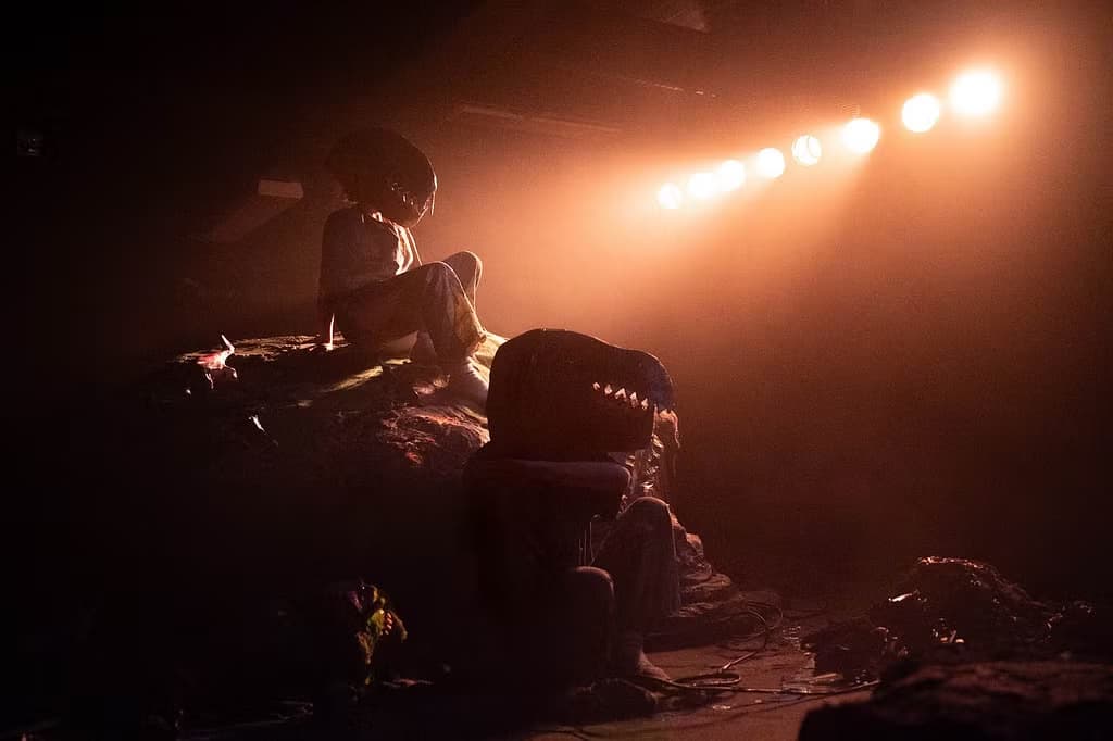 dukke teater dinosaur persona non grata mai Katsume